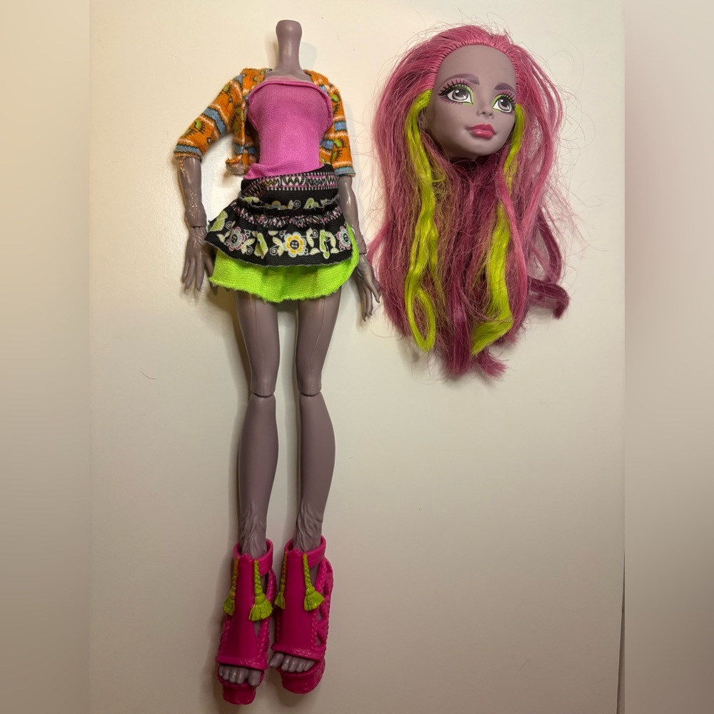 Monster High Marisol Coxi Exchange program (neck peg broken)